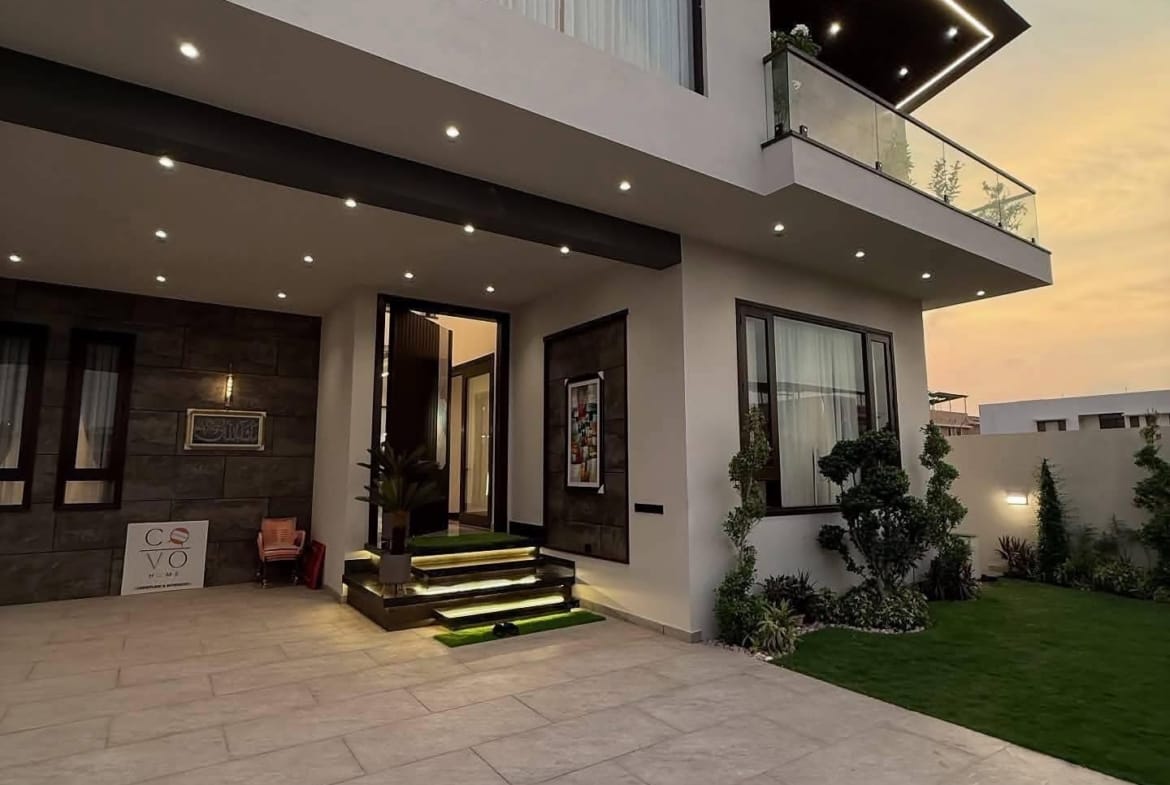 666 yards house for sale in Phase 8 DHA Karachi