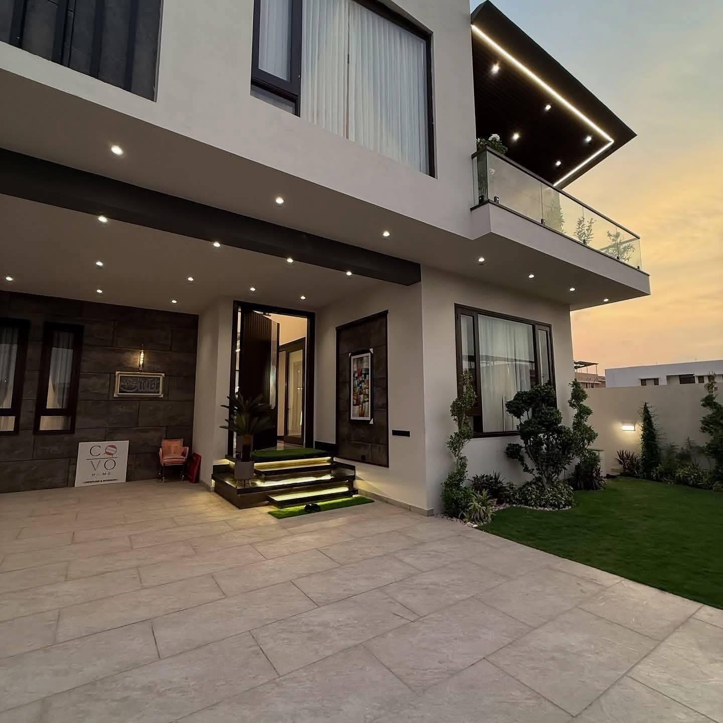 666 yards house for sale in Phase 8 DHA Karachi