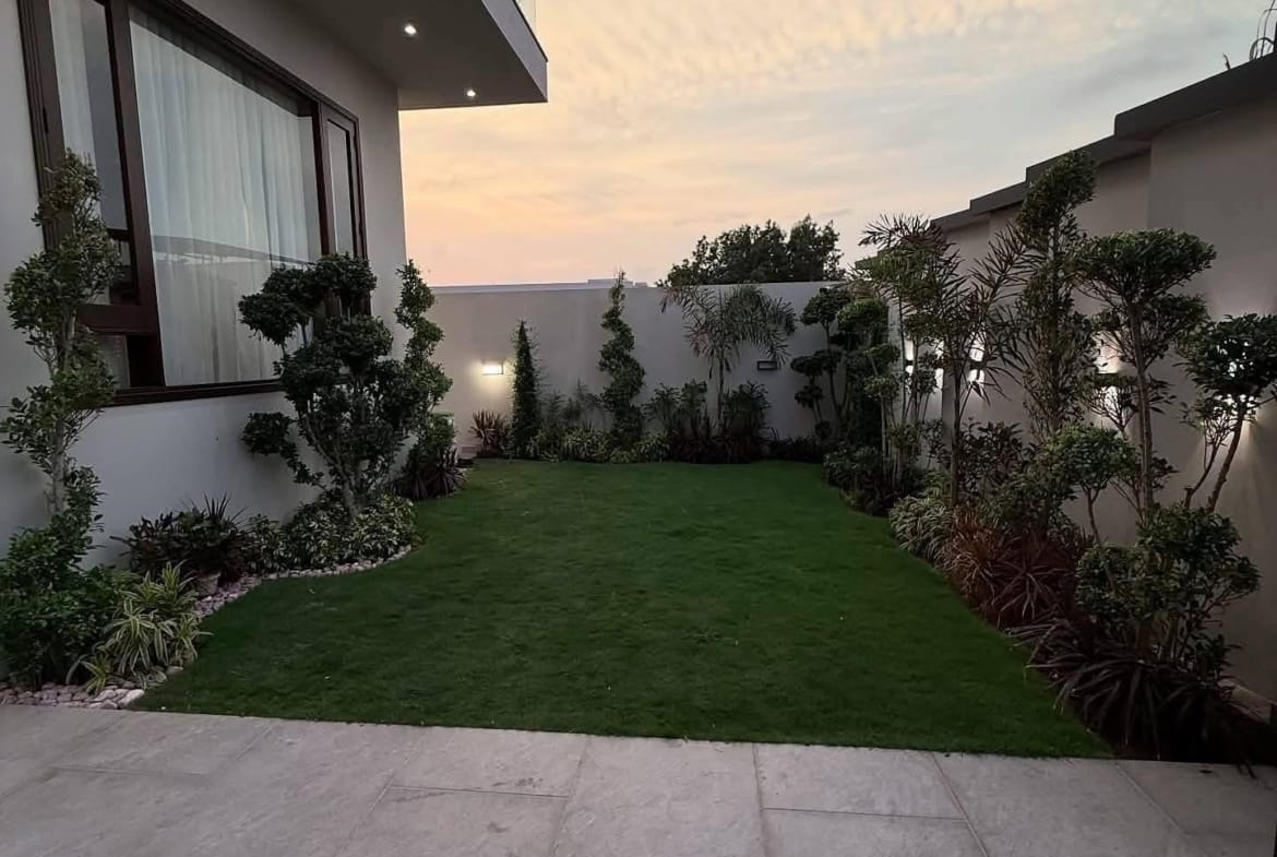 666 yards house for sale in Phase 8 DHA Karachi