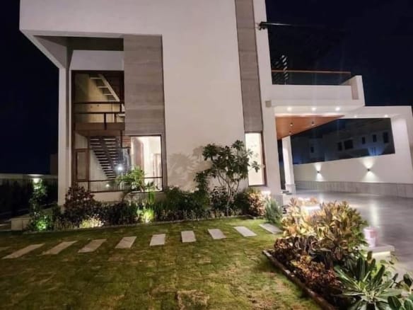 1000 Yards villa for sale in Phase 8