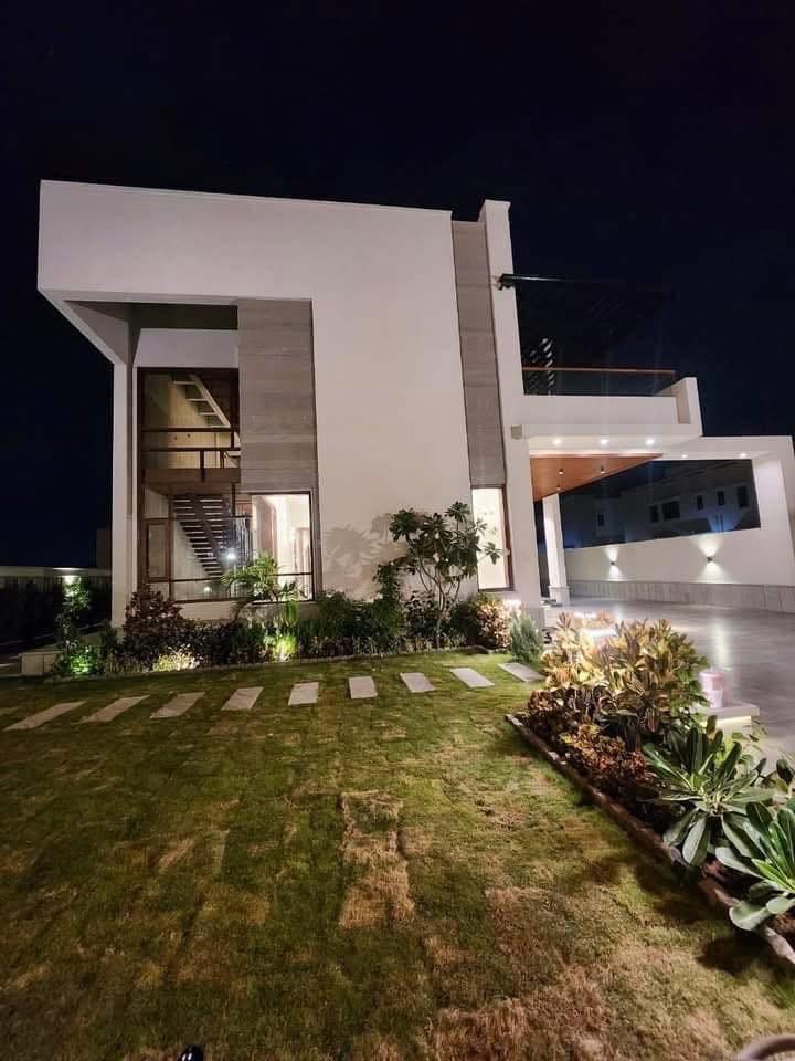 1000 Yards villa for sale in Phase 8