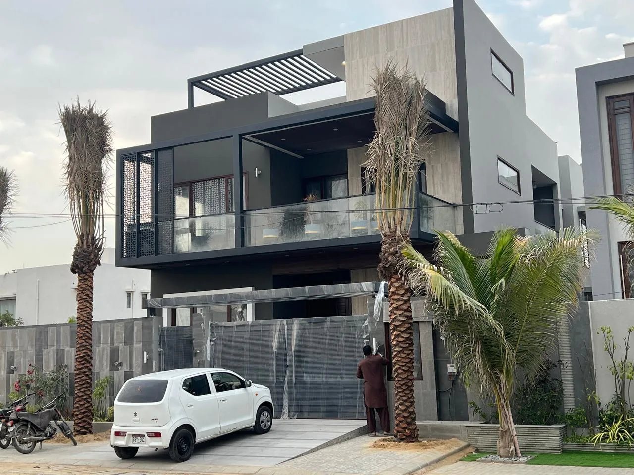 500 Sq Yards House for Sale in Phase 8, DHA Karachi — property photo 1