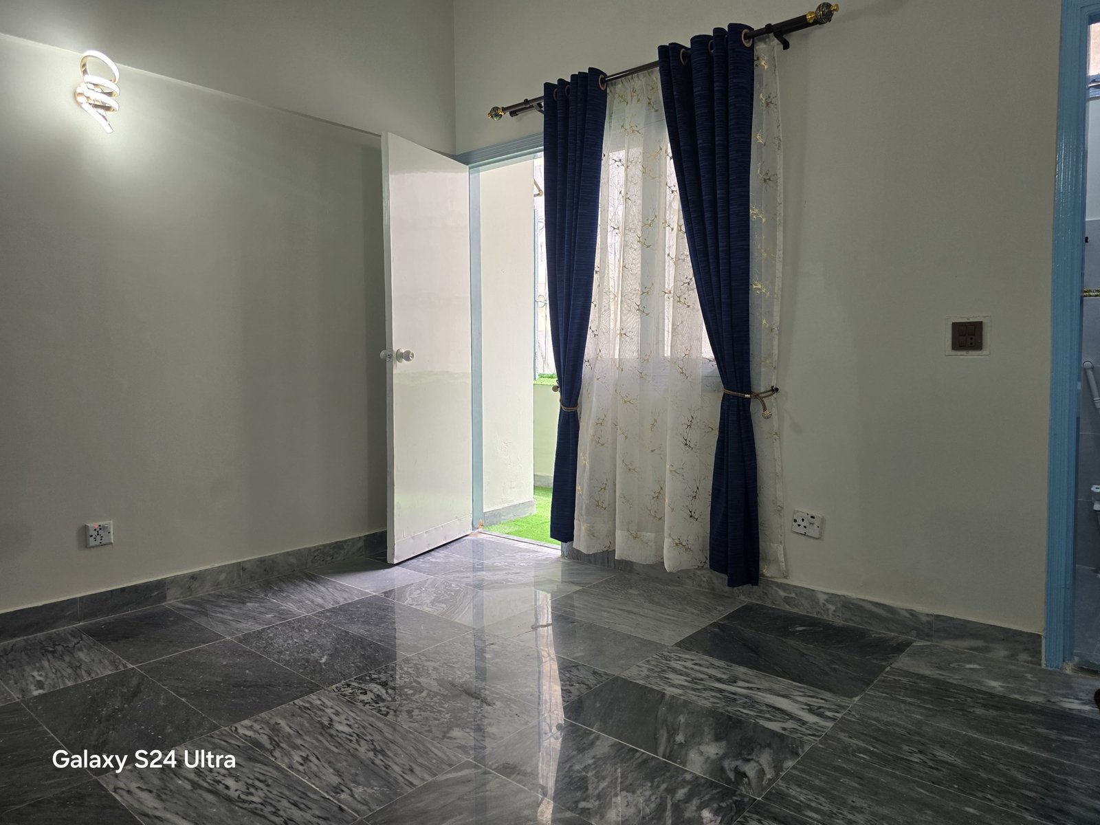 950 Sq Ft Apartment for Sale in Phase 6, DHA Karachi — property photo 3