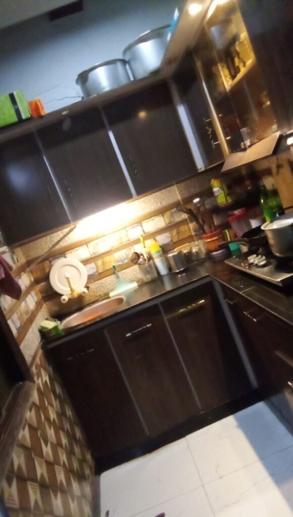 950 Sq Ft Apartment for Sale in Phase 6, DHA Karachi — property photo 2