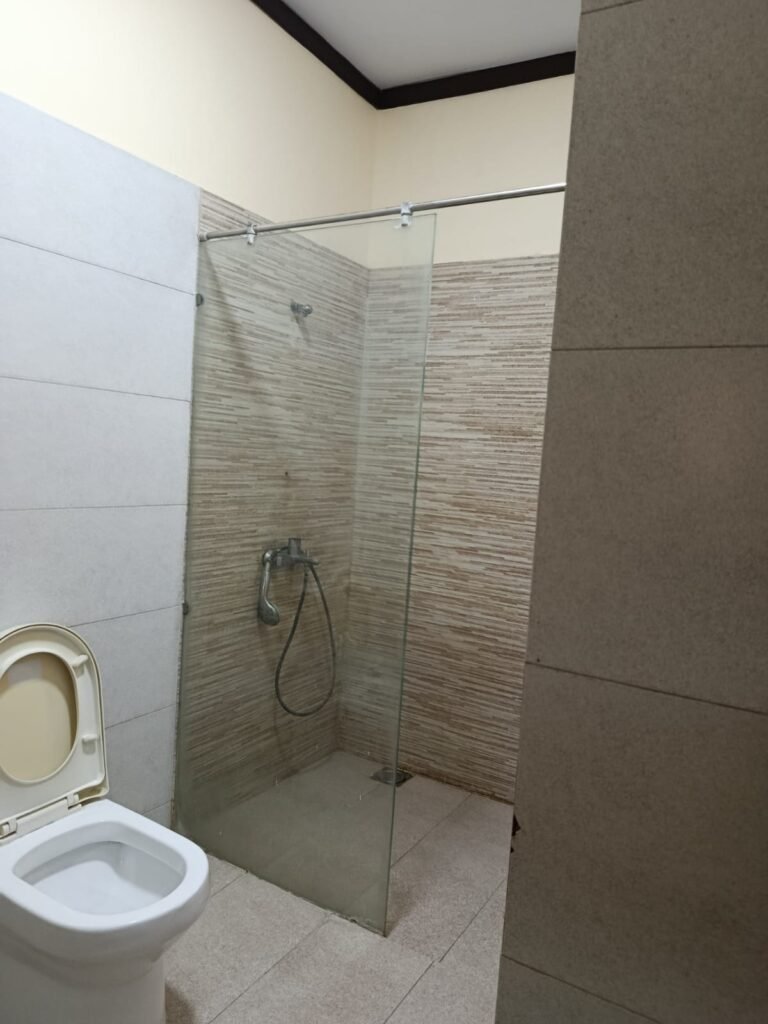 300 Sq Yards House for Rent in Phase 4, DHA Karachi — property photo 5