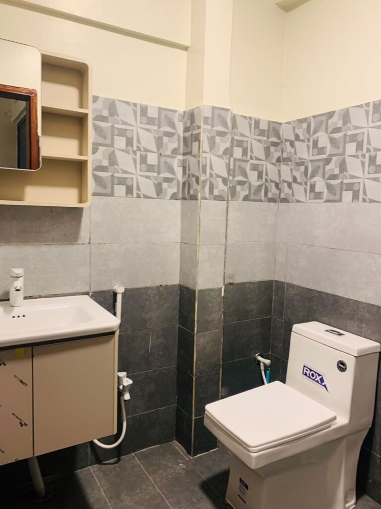 1,000 Sq Ft Apartment for Sale in Phase 6, DHA Karachi — property photo 2