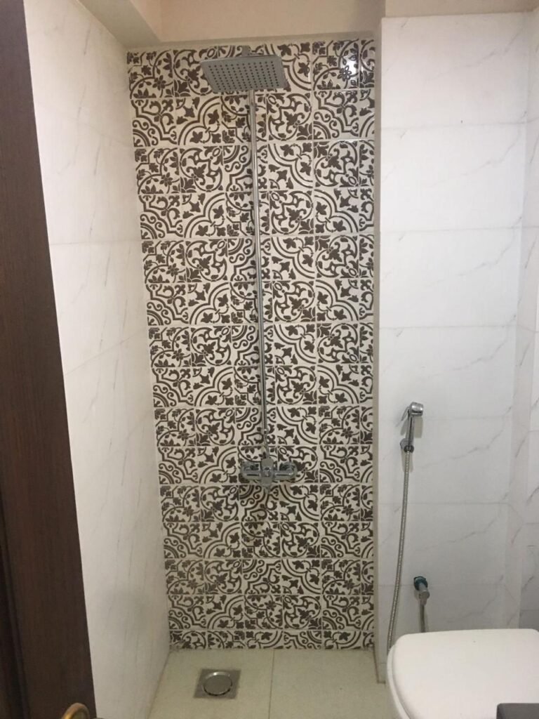 1,300 Sq Ft Apartment for Sale in Phase 4, DHA Karachi — property photo 3