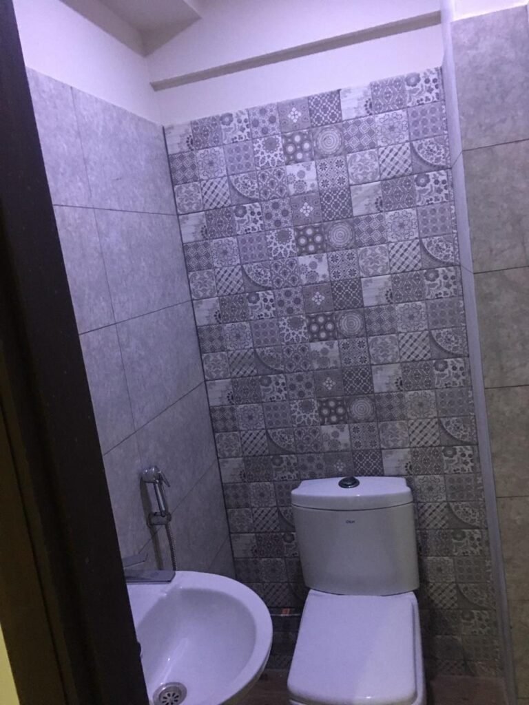1,300 Sq Ft Apartment for Sale in Phase 4, DHA Karachi — property photo 2